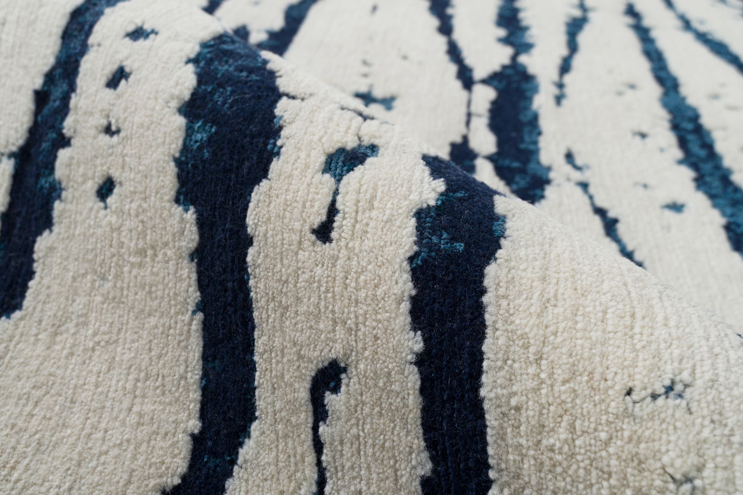 #color_Blue / White