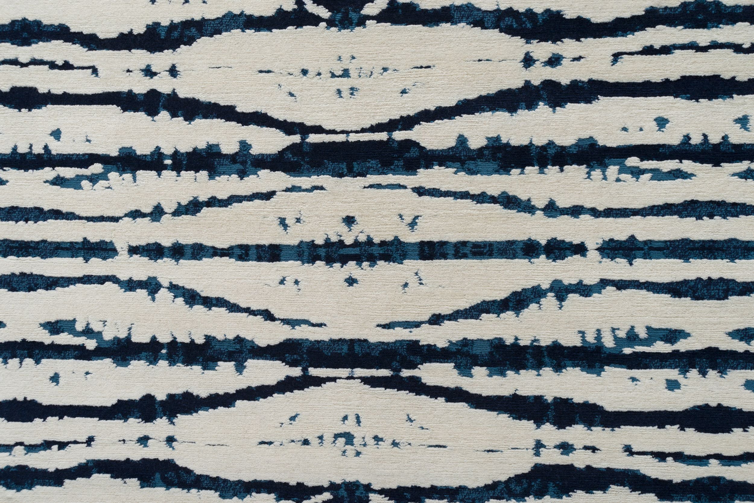 #color_Blue / White