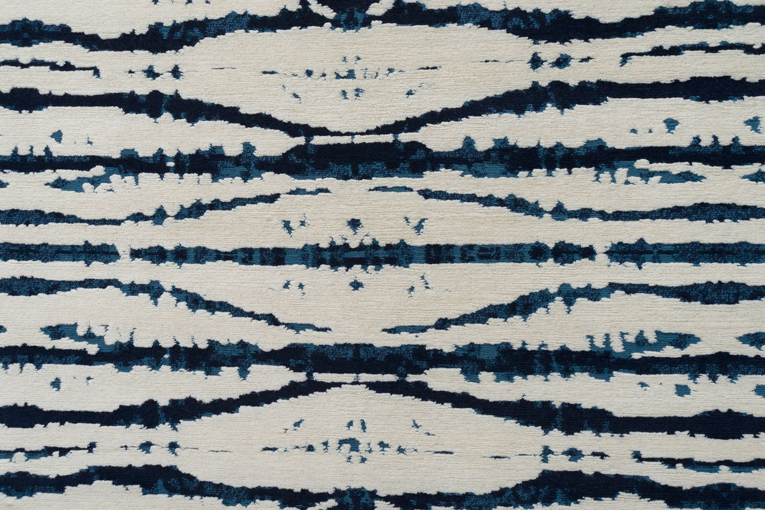 #color_Blue / White