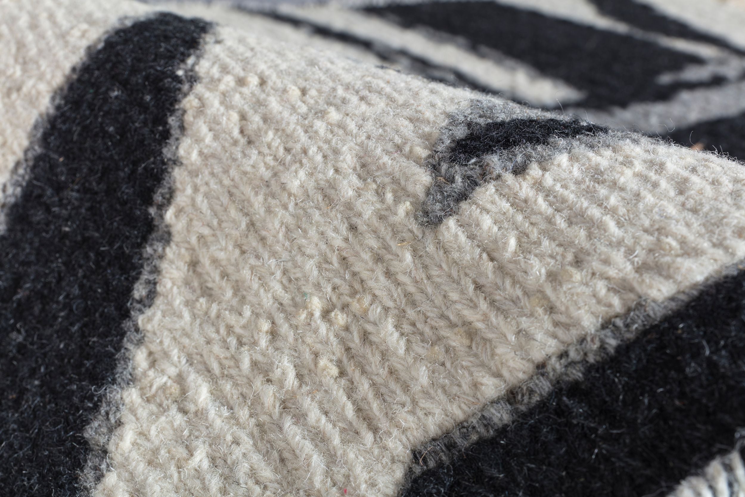 #color_White / Black