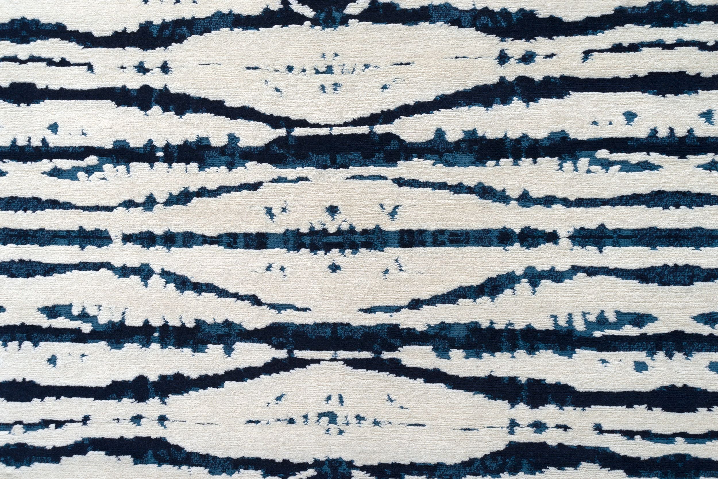 #color_Blue / White